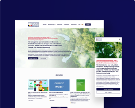Das Bild zeigt die Webseite von INTECUS als Desktopansicht und Mobilansicht auf einem blauen Hintergrund.